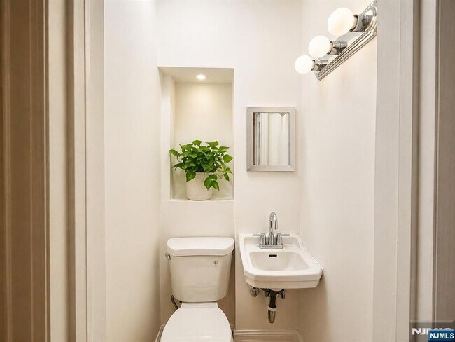 Foto del edificio - 1106 Bromley Ave