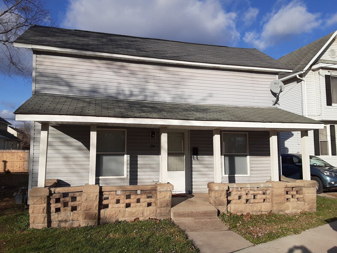 Primary Photo - 256 W Main St