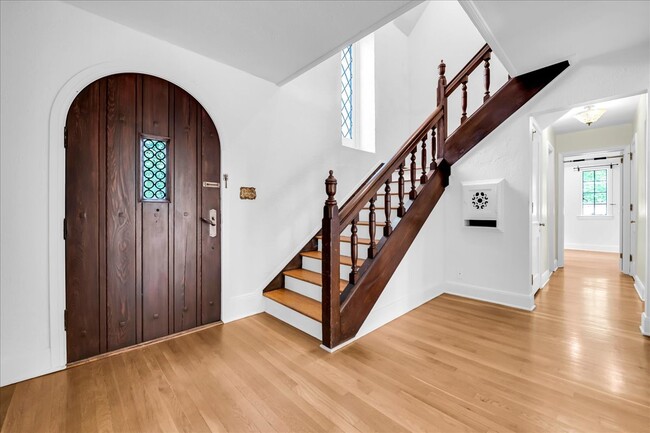 Building Photo - 455 Linden Rd