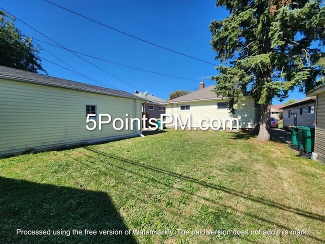 Foto del edificio - 18312 Hazelwood Ave