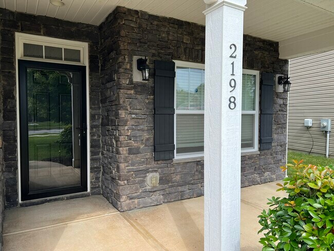 Building Photo - 2198 Laurens Dr