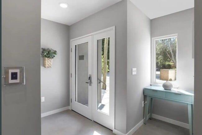 Building Photo - Stunning Furnished Townhouse in South Slope!