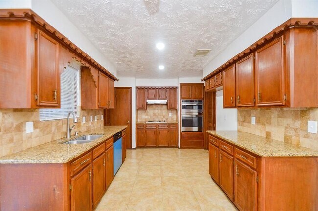 Foto del edificio - 4802 Lost Oak Dr