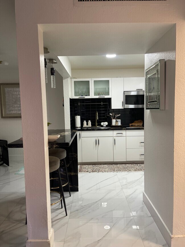 Foto del edificio - 7120 Fairway Dr
