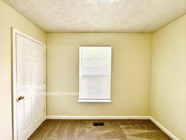 Building Photo - Charming 3-Bedroom Home in a Convenient Lo...