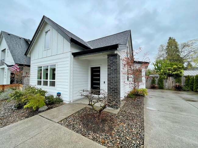 Foto del edificio - Charming 1Bed 1Bath Modern 2 Story Cottage with Fabulous Updates! Washer & Dryer Hook-ups!