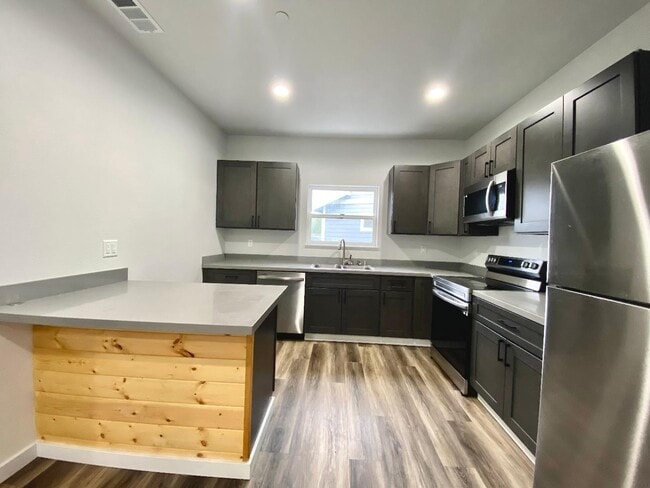Building Photo - 1022 Villa Way