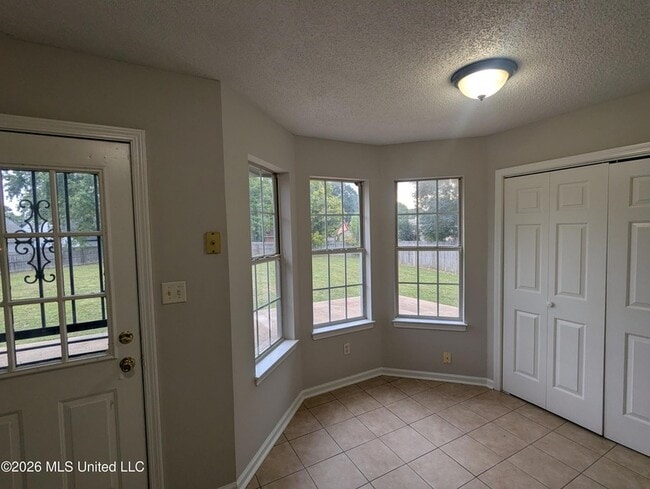 Building Photo - 2872 Waverly Dr