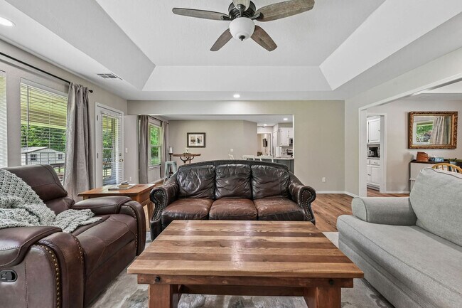 Building Photo - 822 Chatsworth Dr