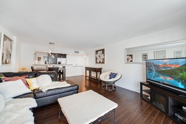 Building Photo - 1147 Hillsboro Mile