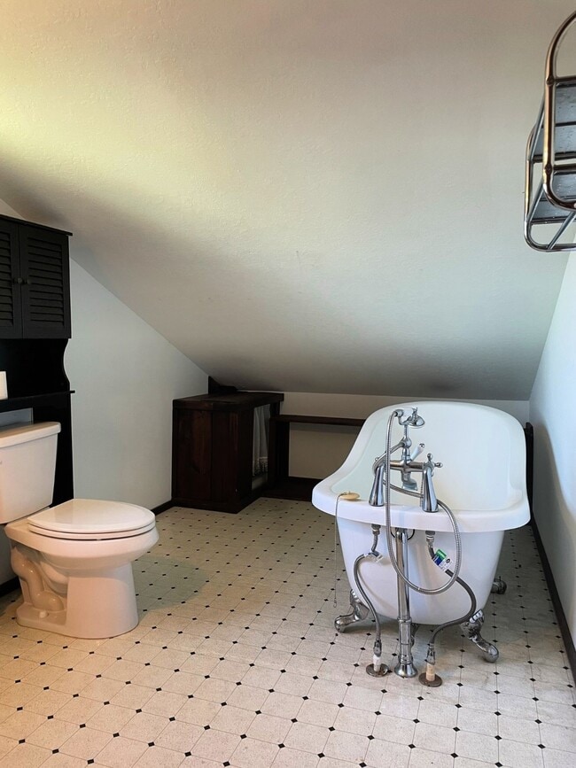 Building Photo - 1472 Lakeside Dr