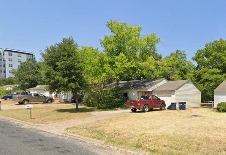 Building Photo - 709 Cross St