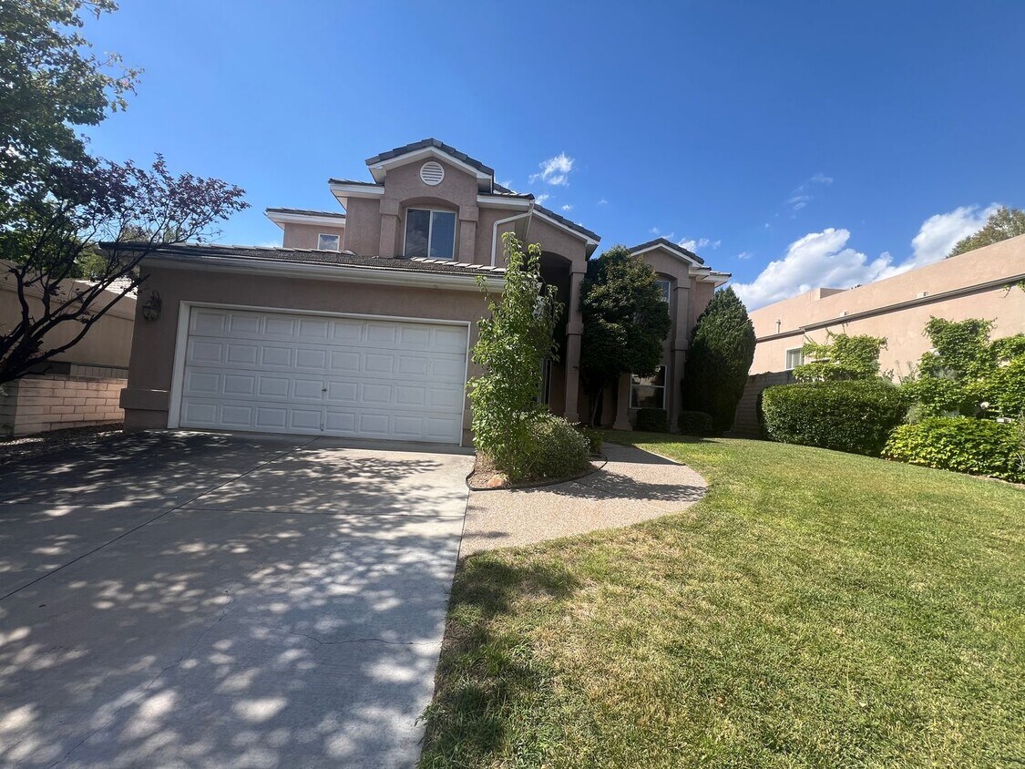 Foto principal - 3 Bedroom Home Available in Tanoan Near Ac...