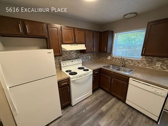 Foto del edificio - 5616 Excalibur Pl