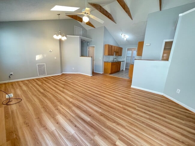 Foto del edificio - Great location! 4br house w/ parking, larg...