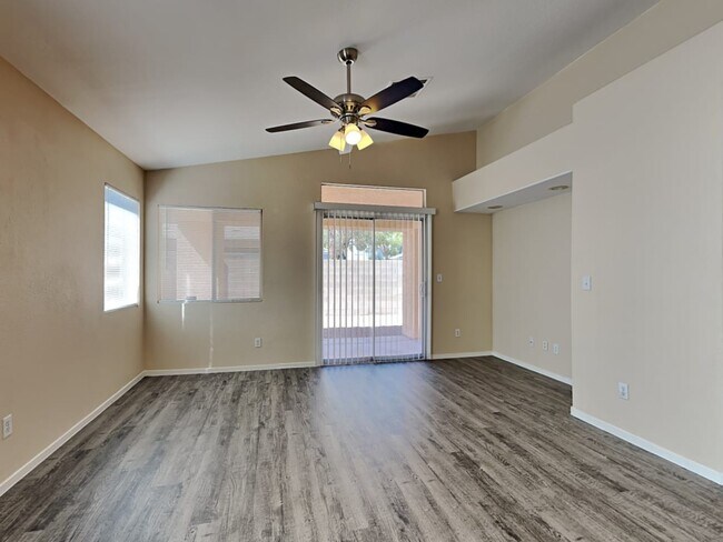 Foto del edificio - 5945 Silver Heights St