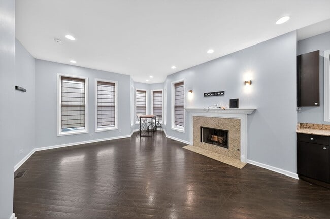 Foto del edificio - 4956 S Champlain Ave