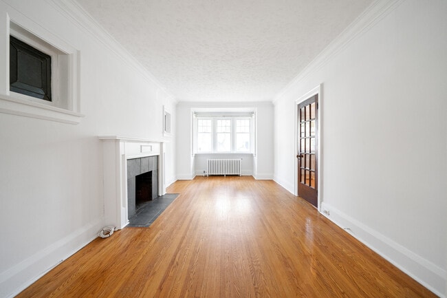 Building Photo - 207 Glengrove Ave W