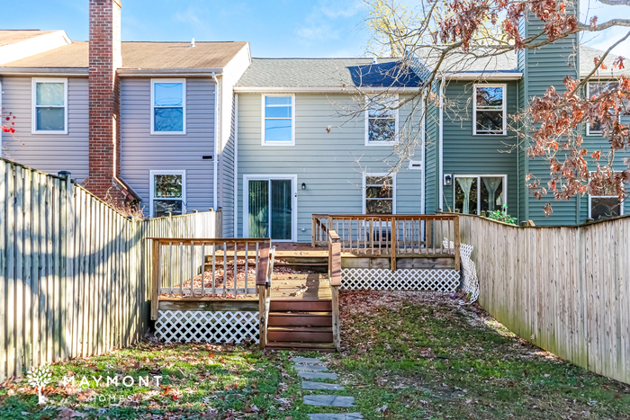 Building Photo - Charming Townhome