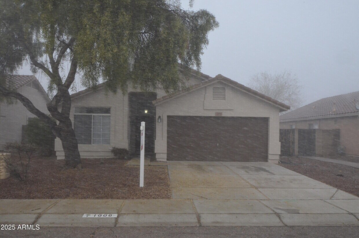 Foto principal - 1608 S 82nd Dr
