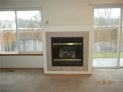 Building Photo - 1554 SW Reindeer Ave