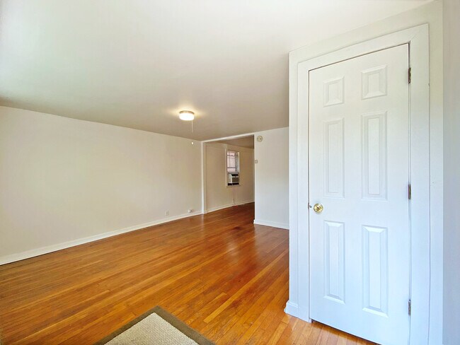 Entry and looking into the living room. - 1310 W Argyle St
