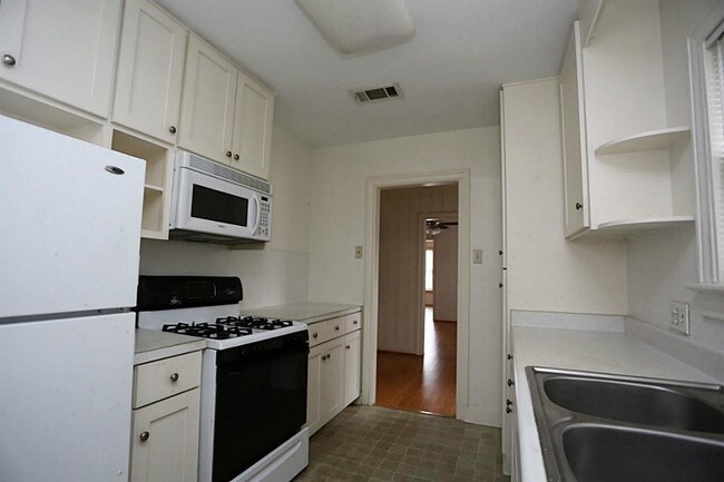 Foto del edificio - 5525 Chaucer Dr