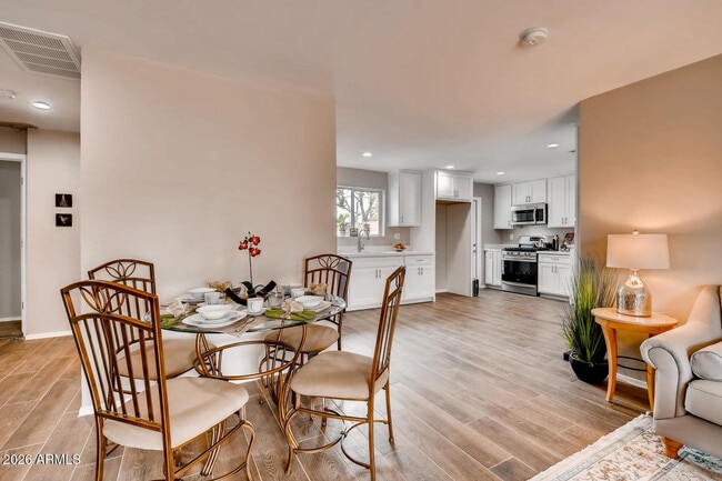 Foto del edificio - 1806 E Don Carlos