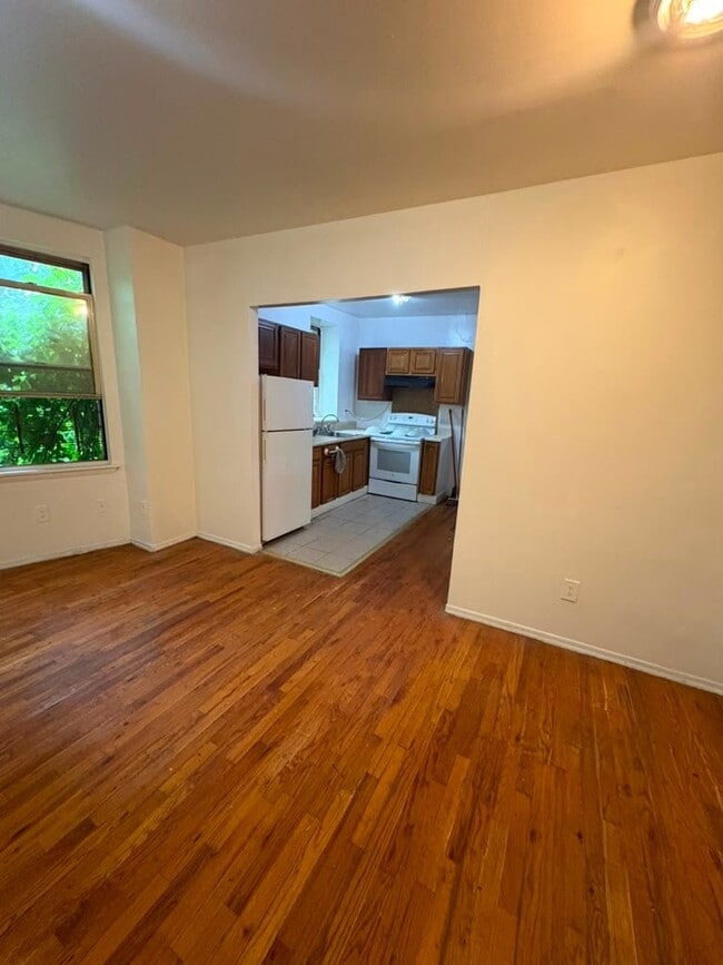Building Photo - 10 Mooney Pl