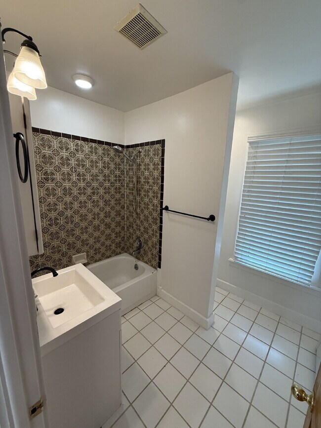 Foto del edificio - "Charming 2-Bed, 2-Bath Oasis in Denver’s Vibrant Locale – 1,313 Sq. Ft. of Cozy Elegance!"