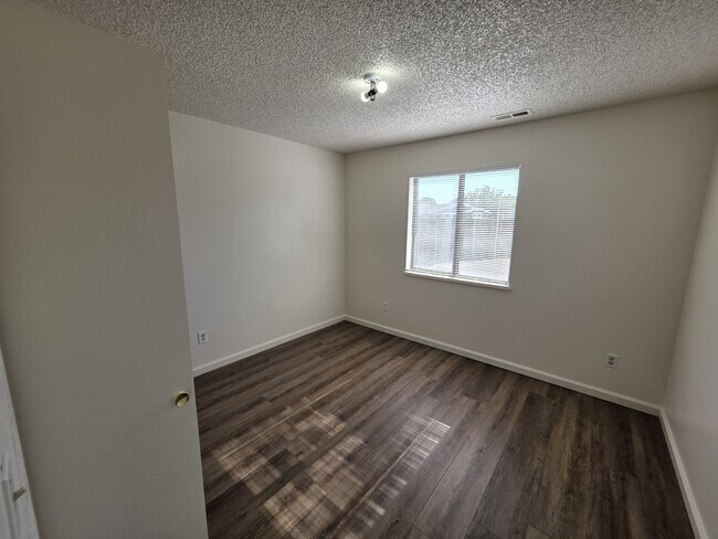 Building Photo - 987 Iowa Ave