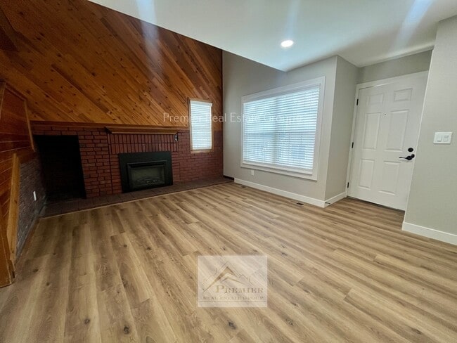 Foto del edificio - 8059 Lexington Park Dr