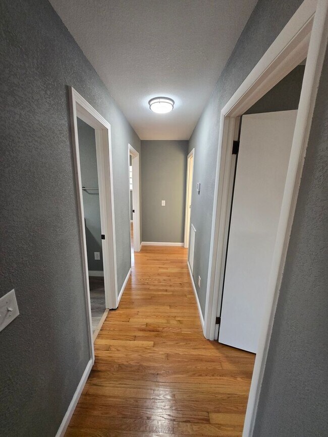 Foto del edificio - Charming 3-Bedroom, 2-Bathroom Brick Home for Rent