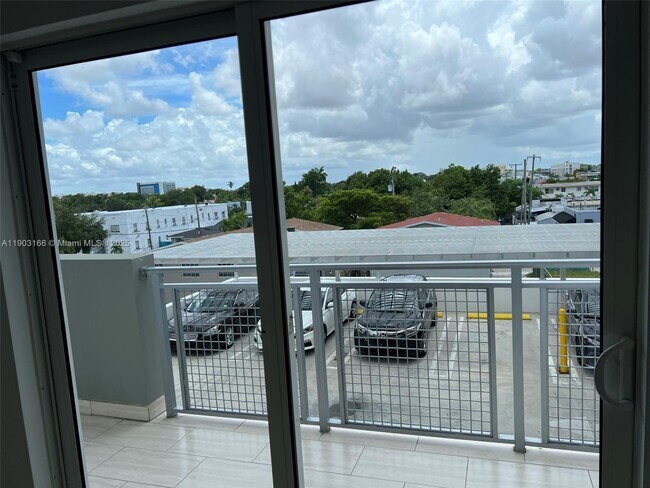 Foto del edificio - 2300 NW 7th St