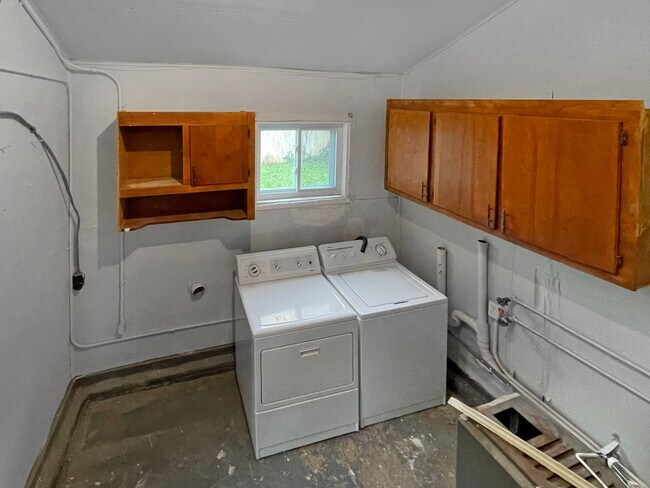 Foto del edificio - Quaint 2-Bedroom Cottage Bungalow in Edgew...