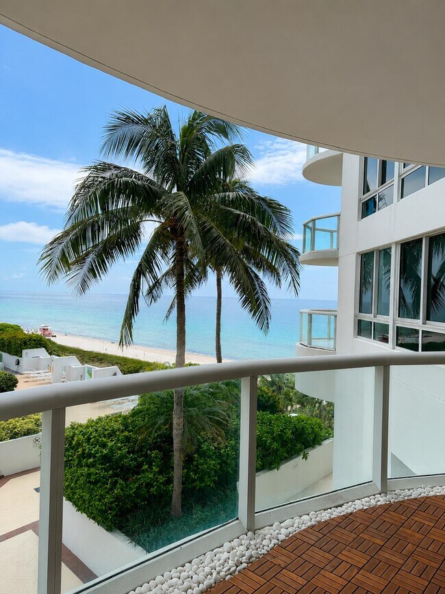 Foto del edificio - 6365 Collins Ave
