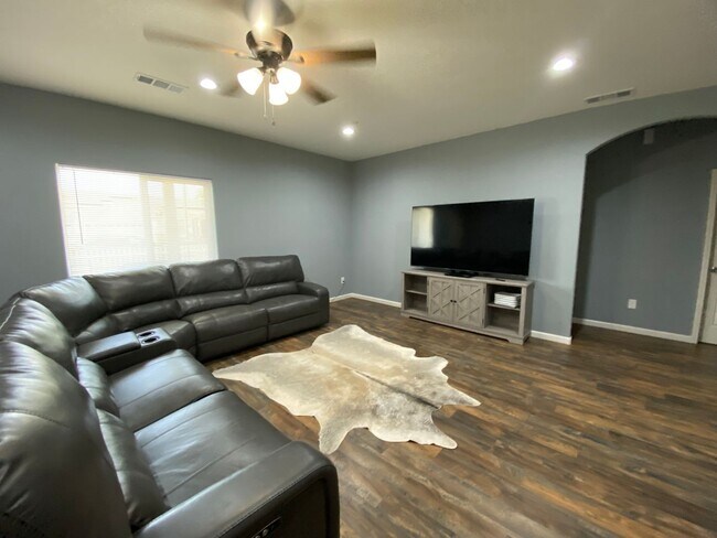 Building Photo - Newer home for rent in Visalia