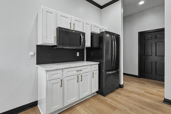Building Photo - Pointe 28
