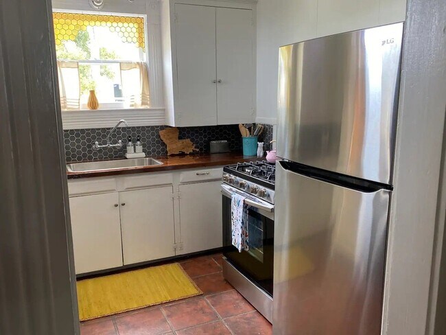 Foto del edificio - Quaint 2-Bed, 1-Bath Duplex in Downtown La...