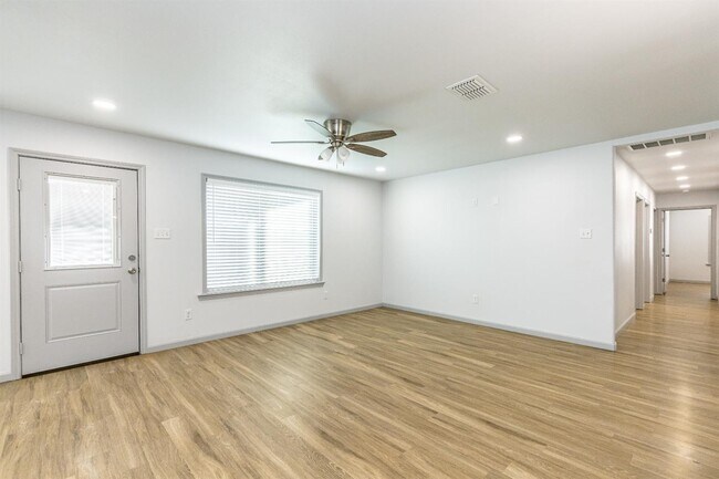 Building Photo - 1205 N Essex Ave