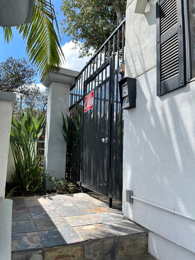 Foto del edificio - Chateau Studio Village Apartments