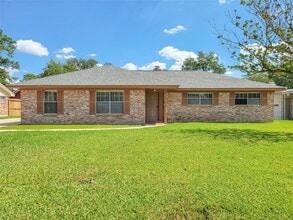 Building Photo - 2115 Forest Oaks Dr