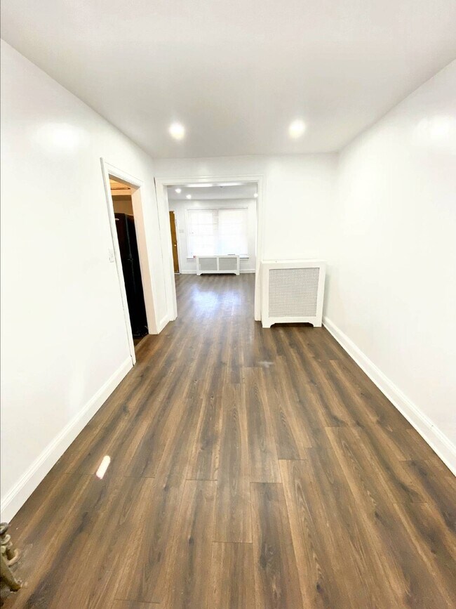 Building Photo - Beautiful 3 bedroom Townhouse available fo...