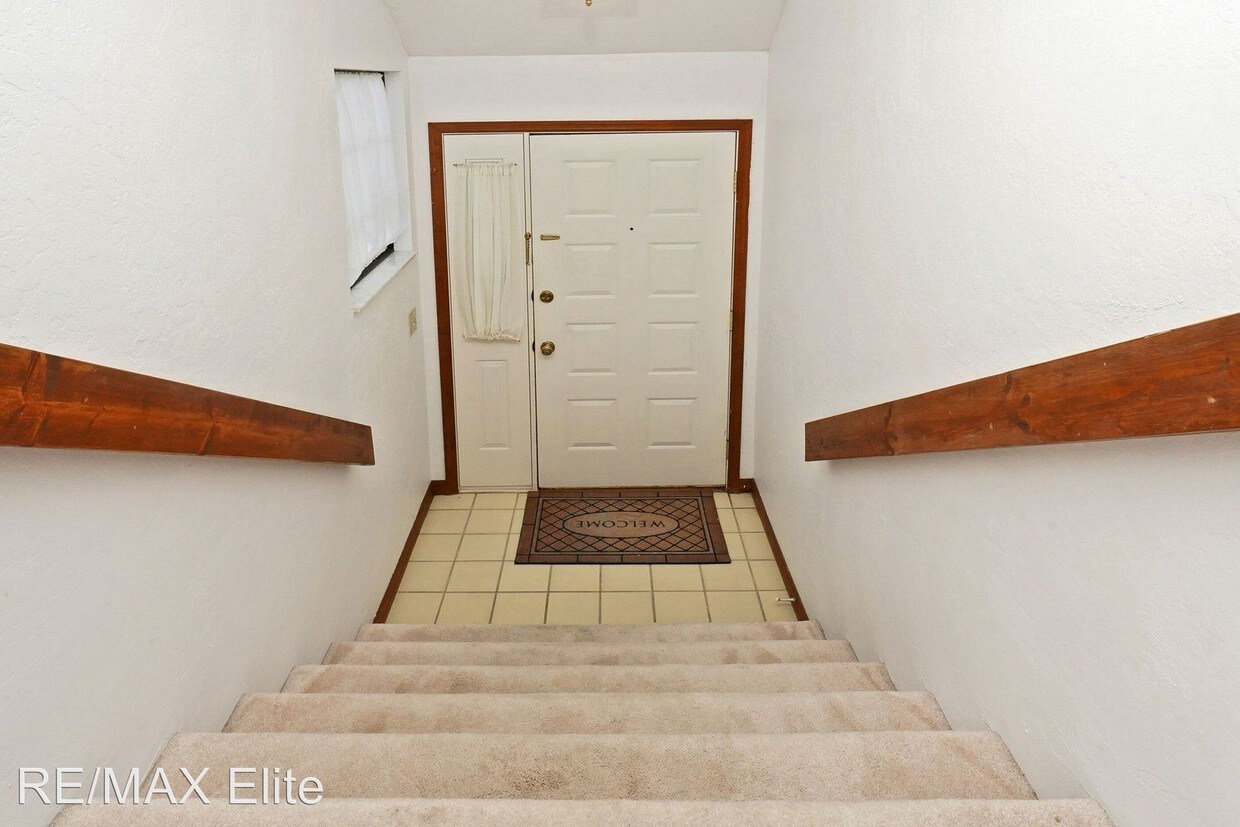 Primary Photo - 666 Greenwood Manor Cir