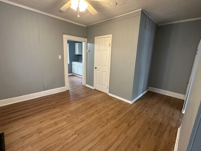 Foto del edificio - Affordable Comfort: 2-Bedroom and 1 1/2- B...