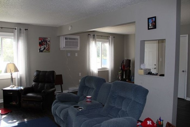 Building Photo - 2 BR 1 BA Unit