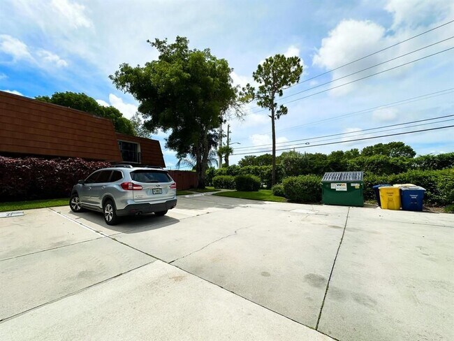 Foto del edificio - 1545 Augusta Cir