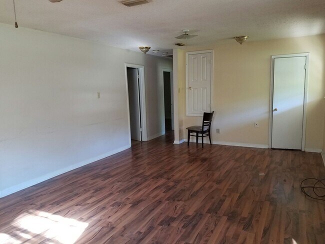 Building Photo - 2 bed 1.5 bath for rent