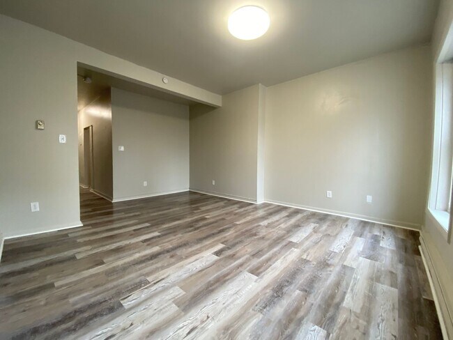 Building Photo - 827 Jackson St