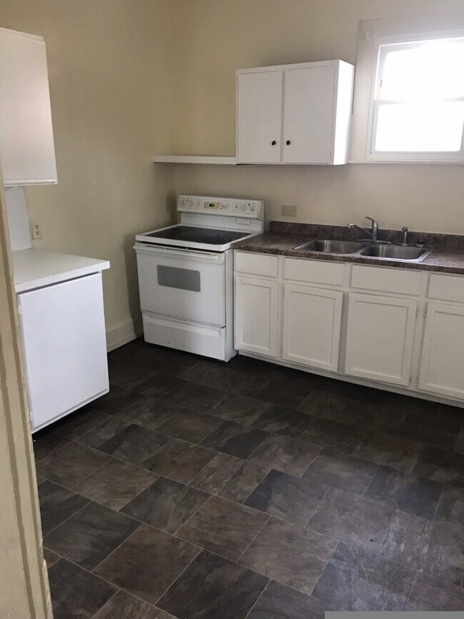Building Photo - 2 bedrooms 1 bath